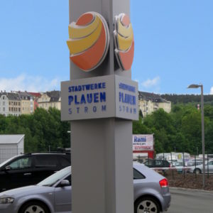 Werbepylon-3Seiten-Stadtwerke-Strom-Plauen-Konstrukta-Werbetechnik