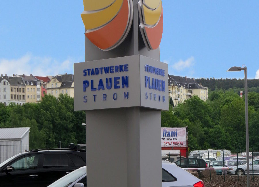 Werbepylon-3Seiten-Stadtwerke-Strom-Plauen-Konstrukta-Werbetechnik