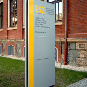 Werbepylon-Eingang-BSZ-Plauen-Konstrukta-Werbetechnik