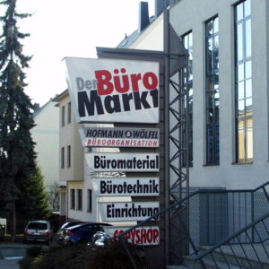 Werbepylon-Mastkonstruktion-Buero-Markt-Hofmann-Woelfel-Konstrukta-Werbetechnik