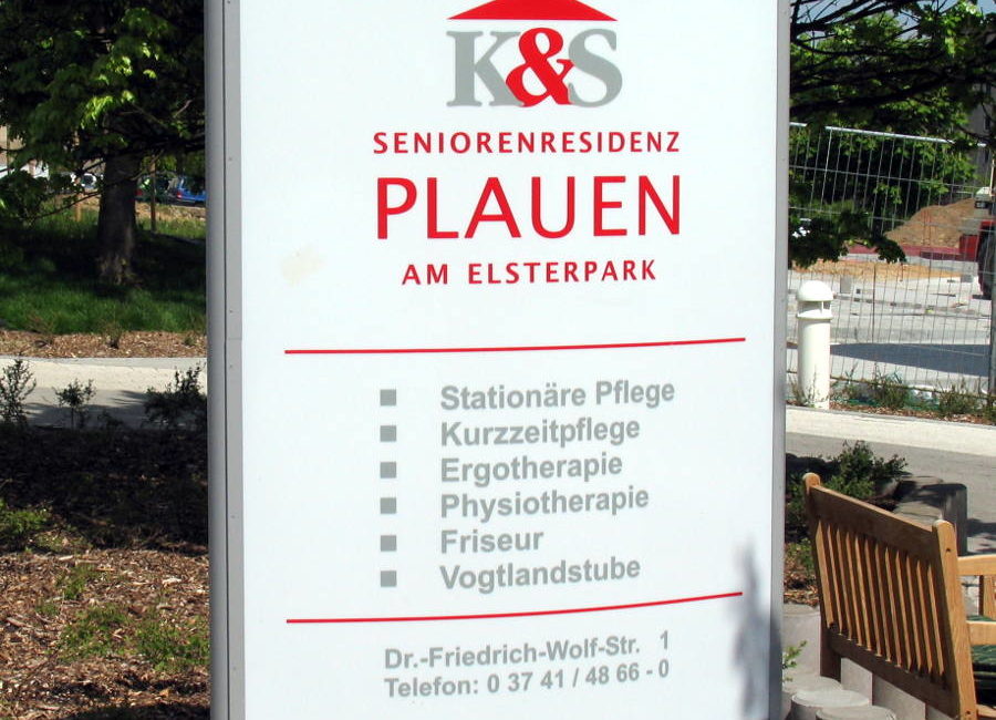 Werbepylon-gewoelbt-KS-Seniorenresidenz-Konstrukta-Werbetechnik