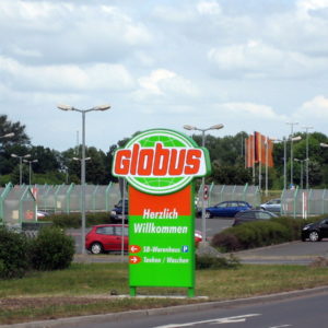 Werbepylone-Straße-Parkplatz-Globus-Erfurt-Konstrukta-Werbetechnik-
