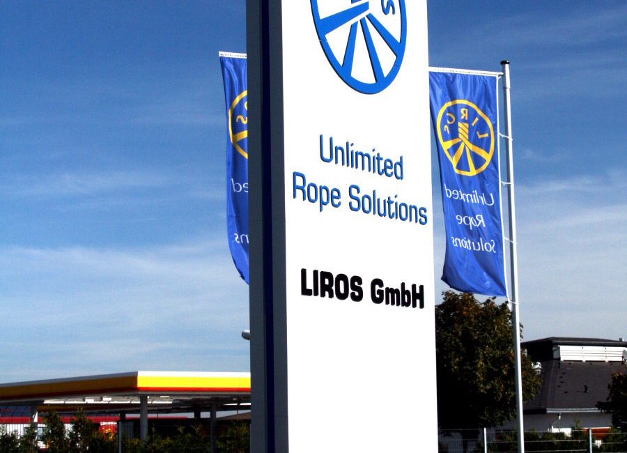 Werbepylone-Werksgelaende-Liros-Berg-Konstrukta-Werbetechnik-900x1200