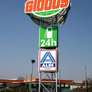 Werbeturm-3seitig-Globus-Tankstelle-Aldi-Theissen-Konstrukta-Werbetechnik