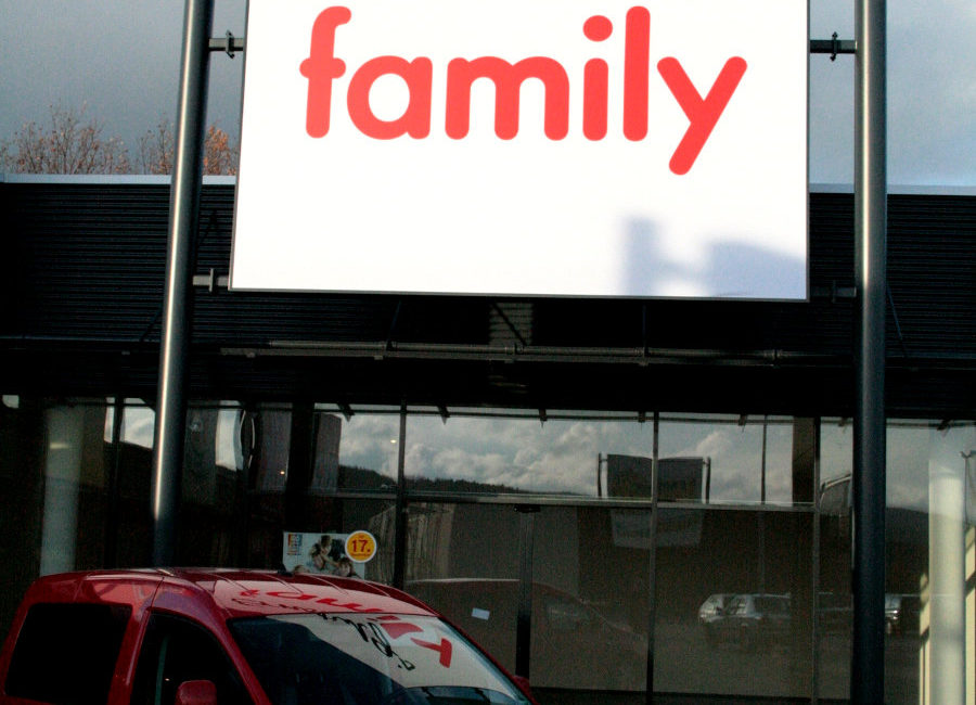 Werbeturm-Leuchtkasten-2Mast-Ernestings-FAMILY-Konstrukta-Werbetechnik