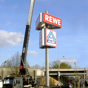 Werbeturm-Rewe-Aldi-Konstrukta-Werbetechnik