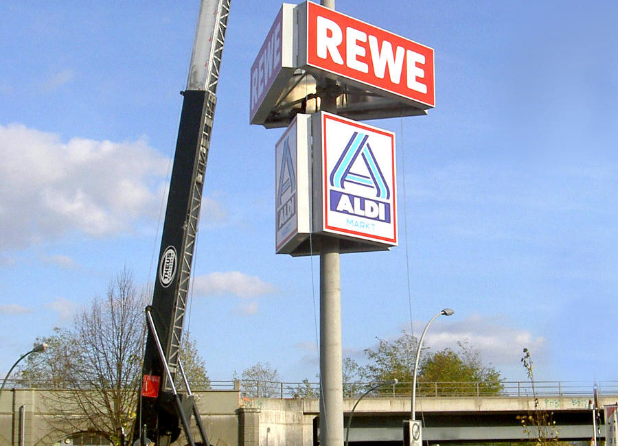 Werbeturm-Rewe-Aldi-Konstrukta-Werbetechnik