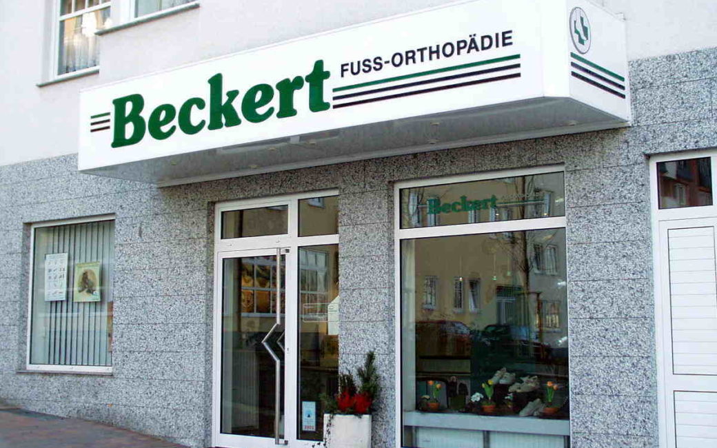 Leuchttransparent dekupiert durchgesteckt - Beckert Orthopaedie - Konstrukta Werbetechnik