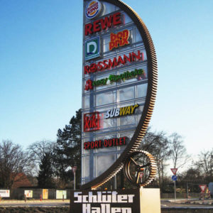 Profilbuchstaben-Werbepylon-tags-Schlueterhallen-Konstrukta-Werbetechnik